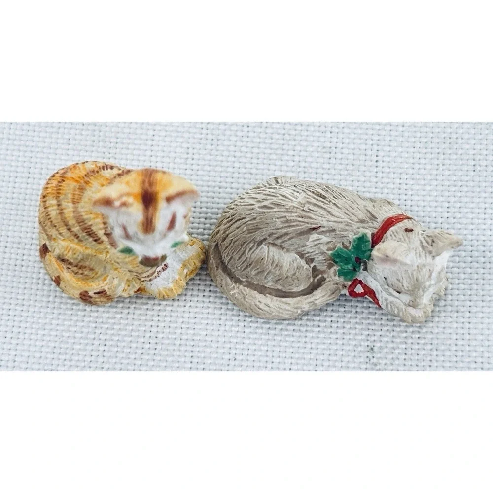 Vintage‎ Dollhouse Miniature Lot Of 2 Cats - Christmas Bows Stripes White